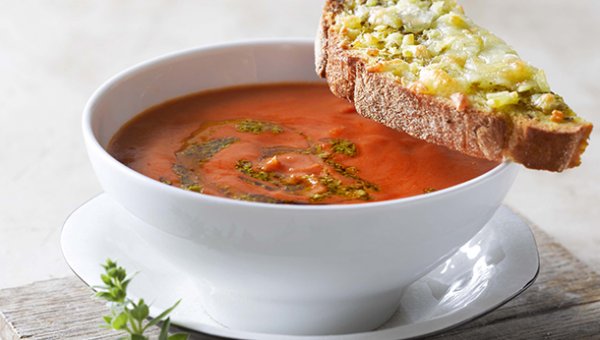 Tomatsuppe med protein gratineret pestobrd